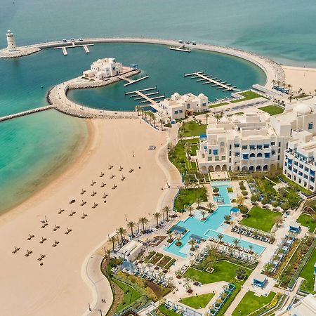 Hilton Salwa Beach Resort And Villas Abu Samra Eksteriør bilde Aerial view of the resort