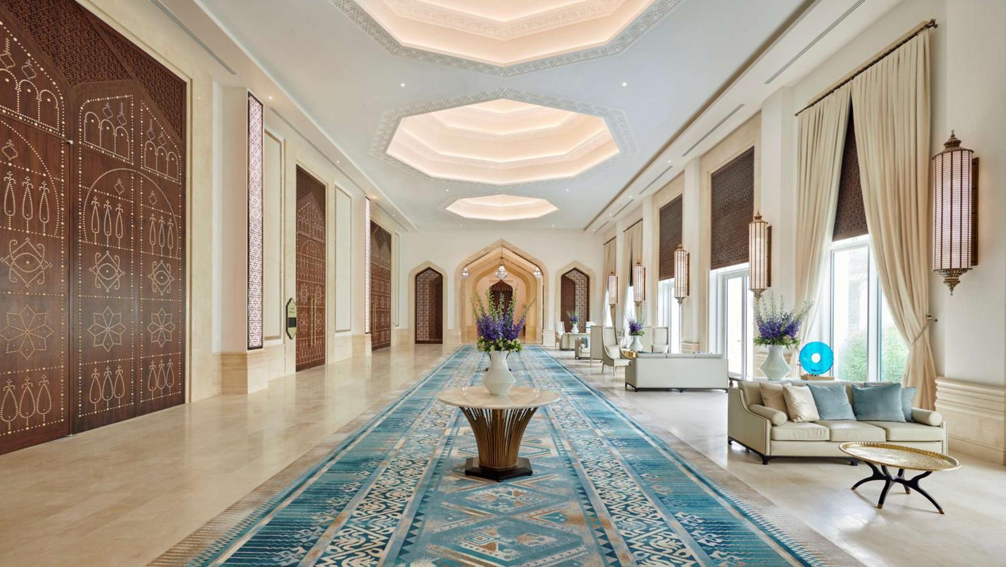 Hilton Salwa Beach Resort And Villas Abu Samra Eksteriør bilde The interior of the hotel
