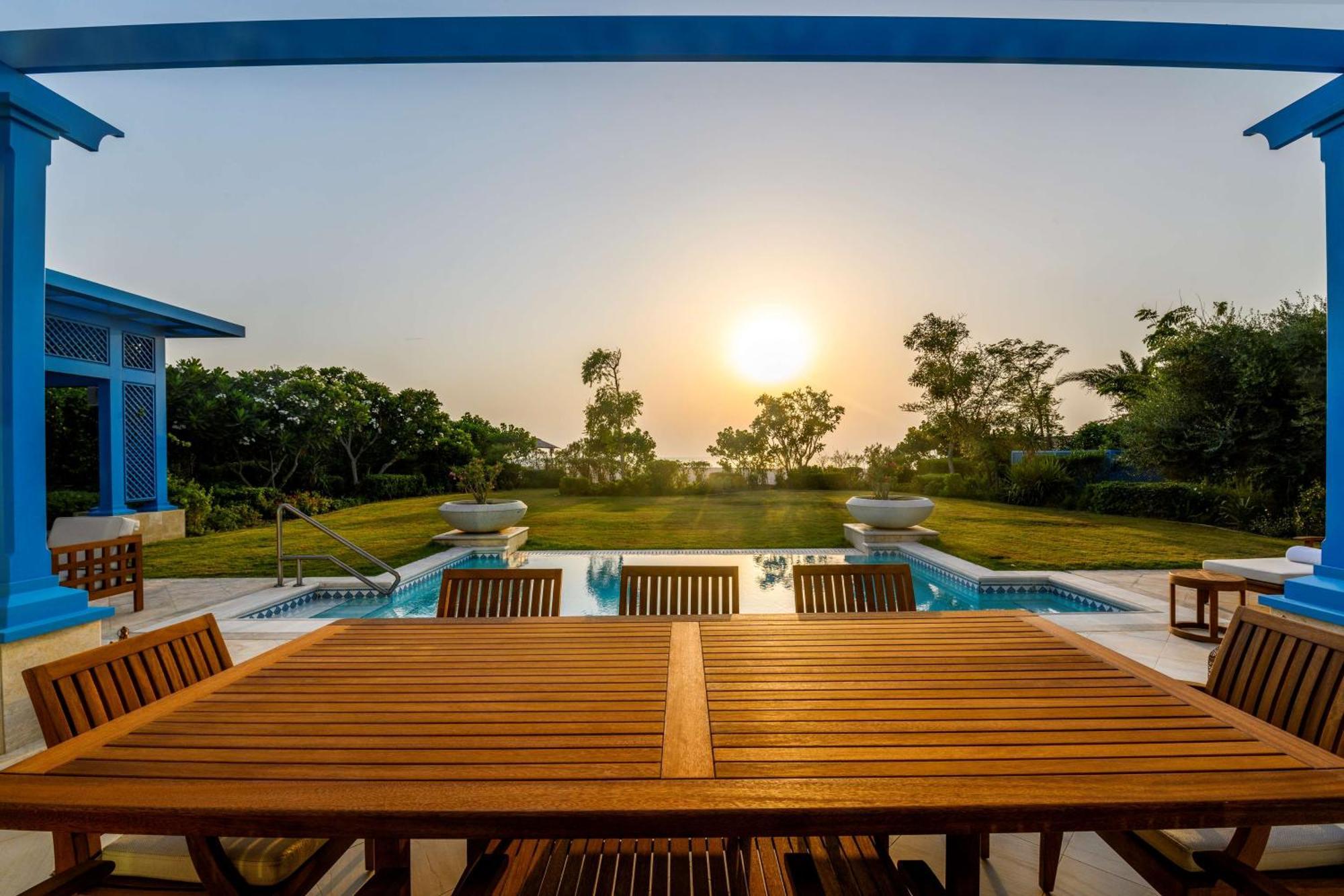 Hilton Salwa Beach Resort And Villas Abu Samra Eksteriør bilde Sunset at the pool