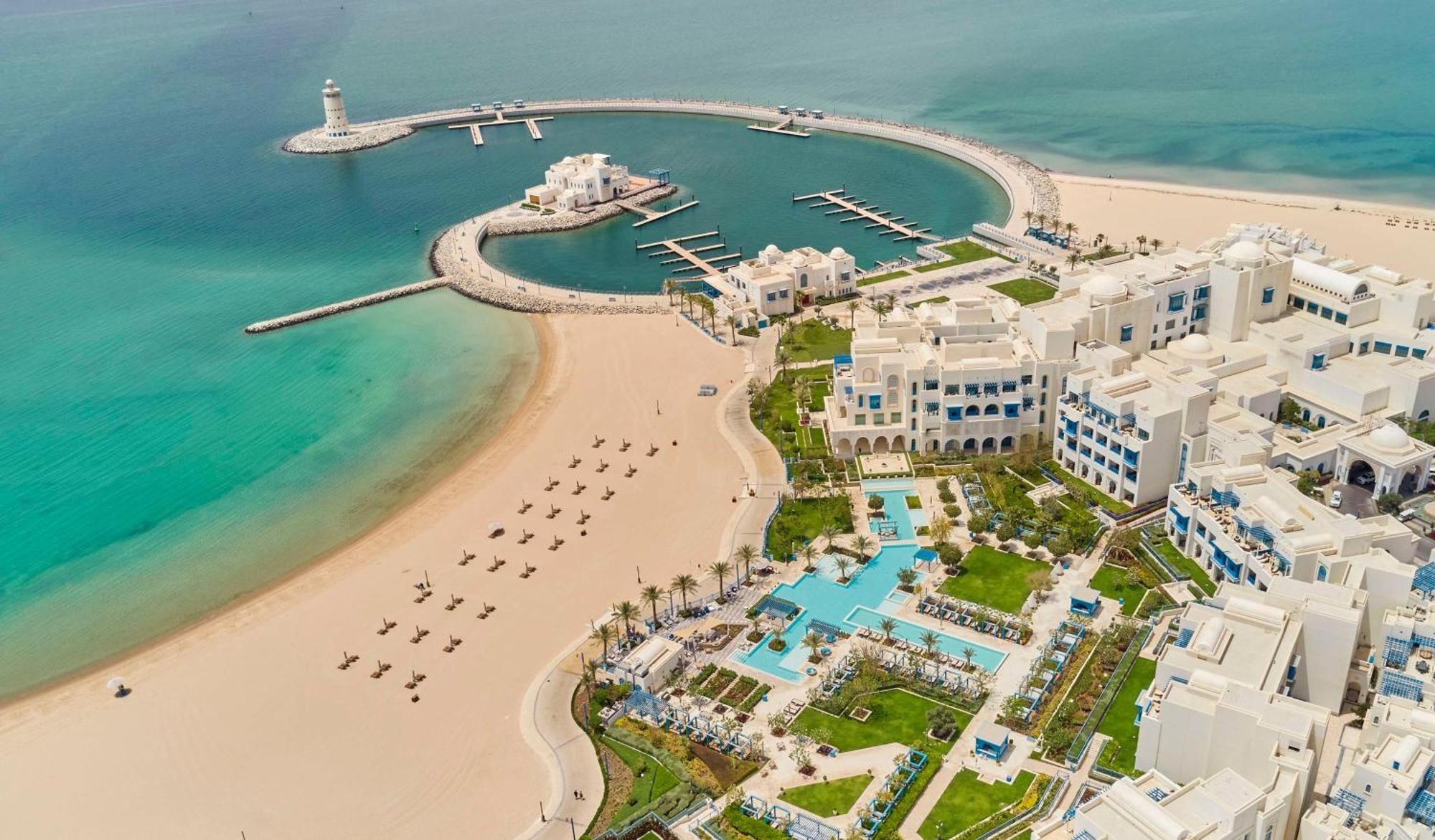 Hilton Salwa Beach Resort And Villas Abu Samra Eksteriør bilde Aerial view of the resort