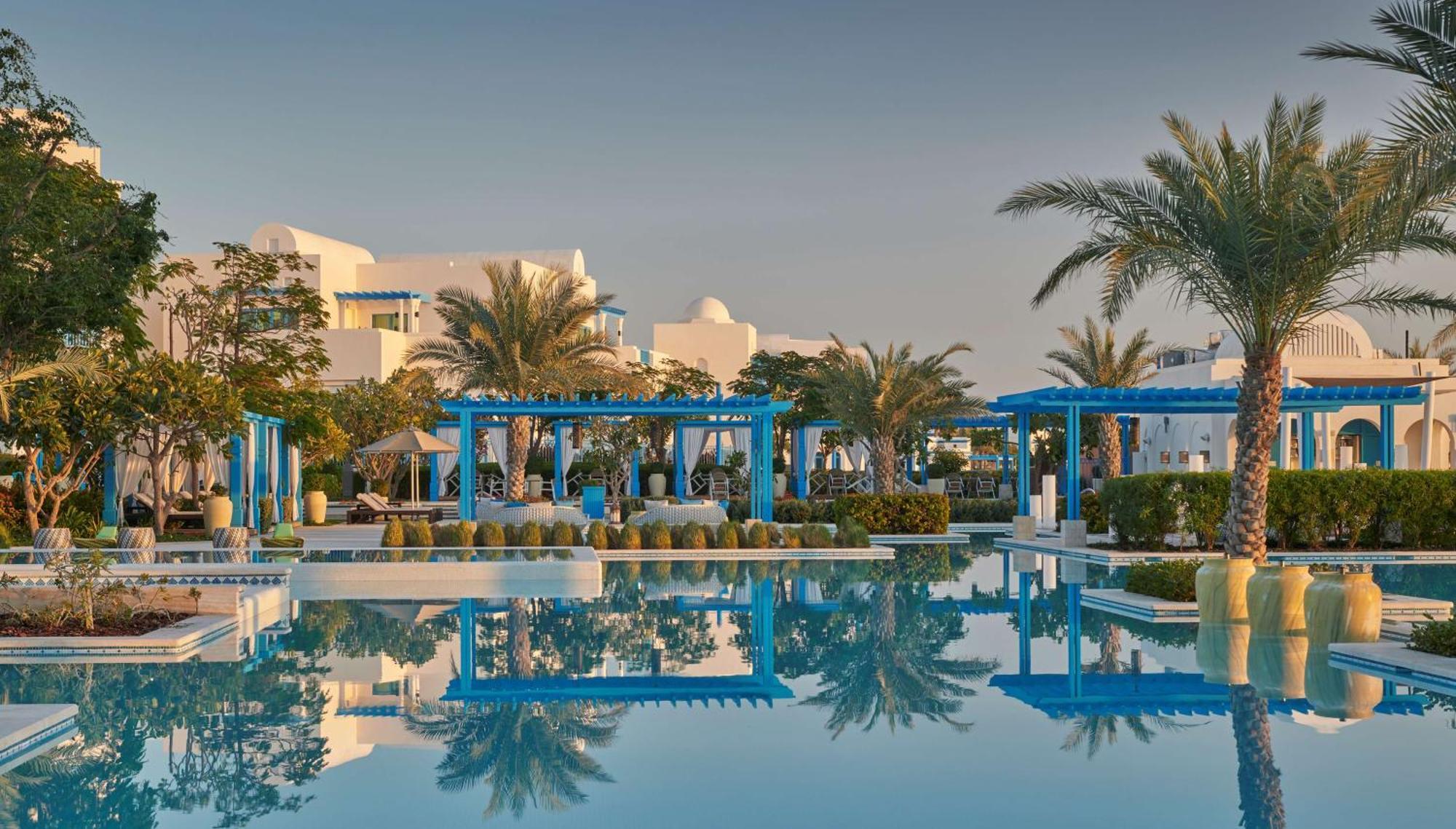 Hilton Salwa Beach Resort And Villas Abu Samra Eksteriør bilde The pool at the resort