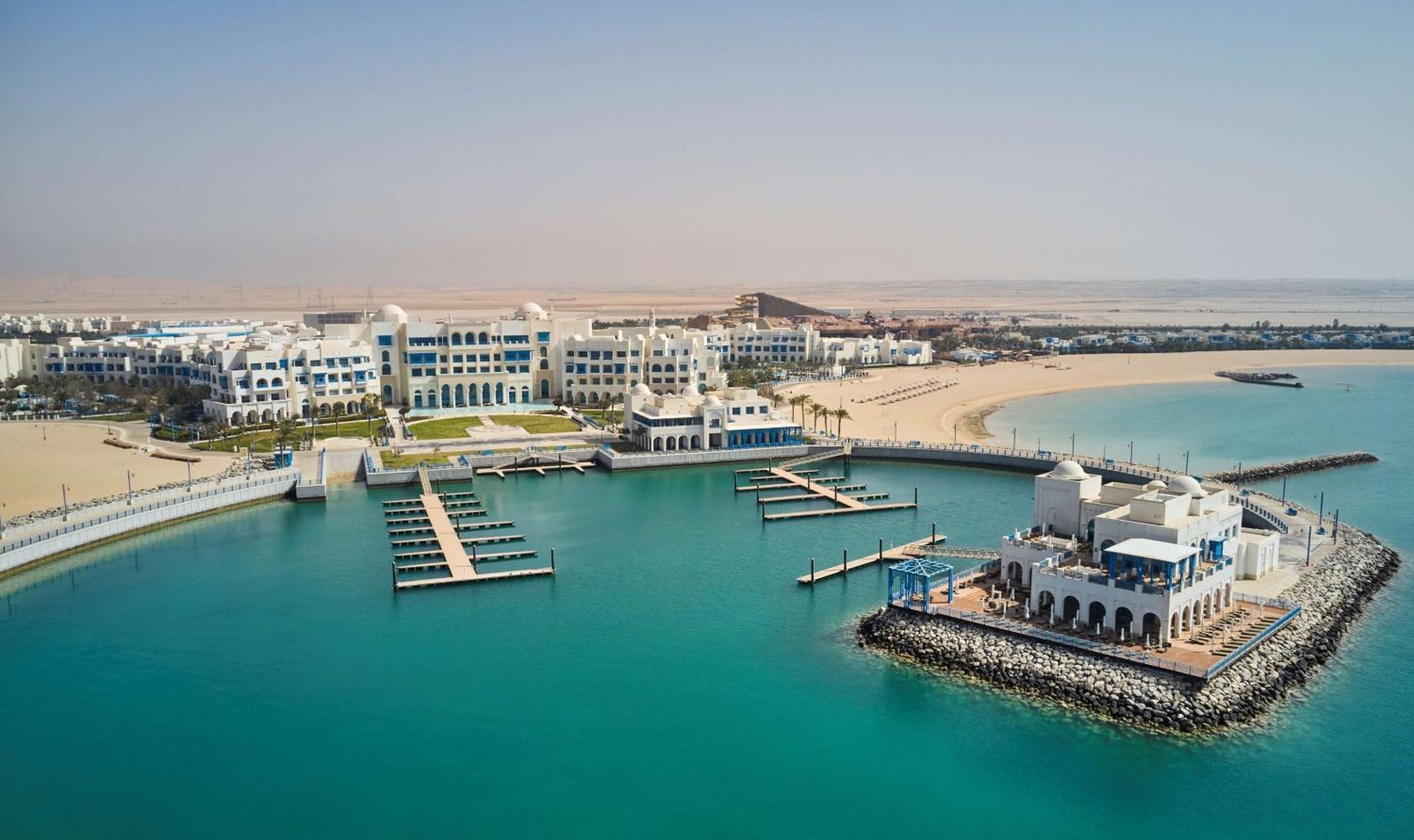 Hilton Salwa Beach Resort And Villas Abu Samra Eksteriør bilde Aerial view of the resort