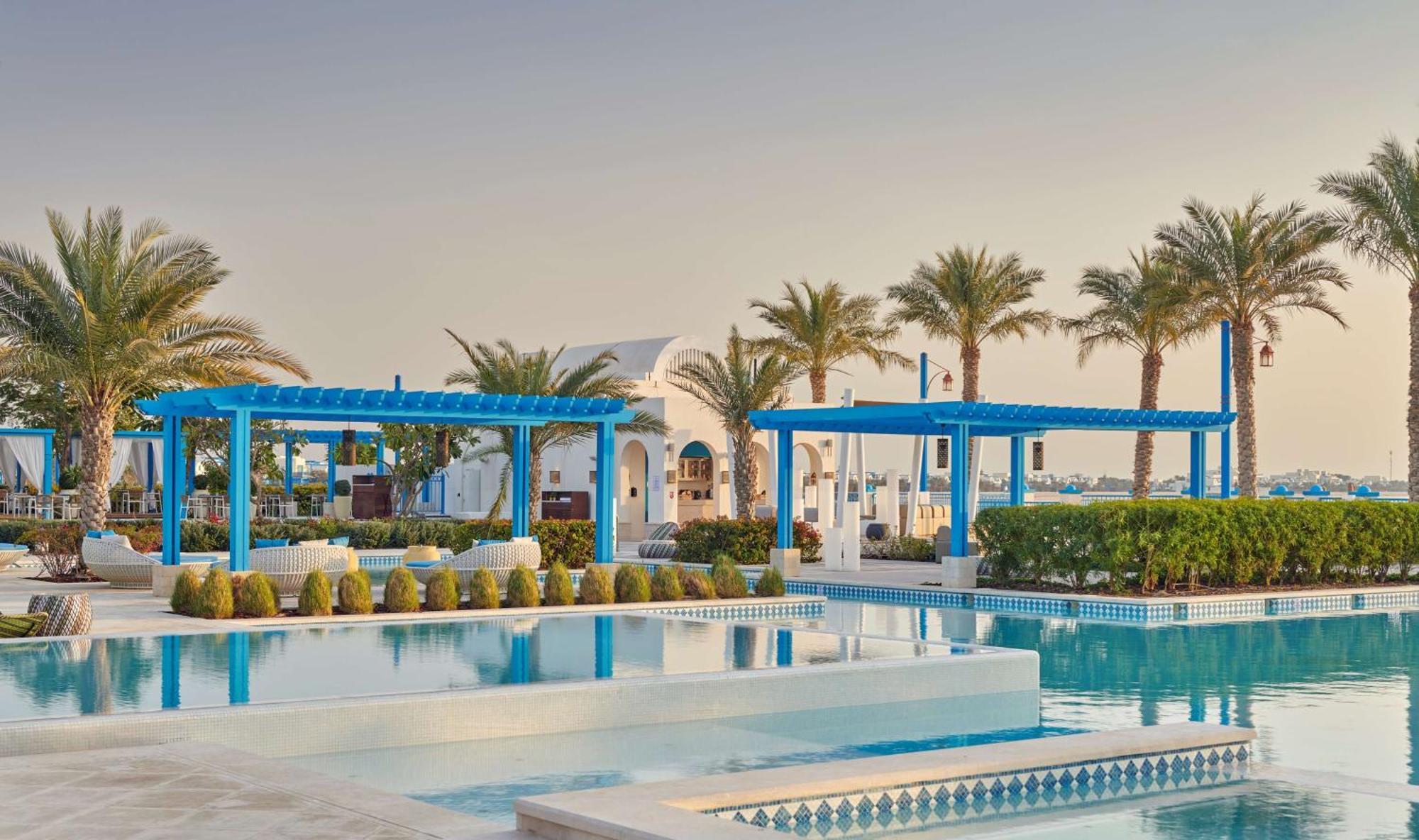 Hilton Salwa Beach Resort And Villas Abu Samra Eksteriør bilde The swimming pool at the resort