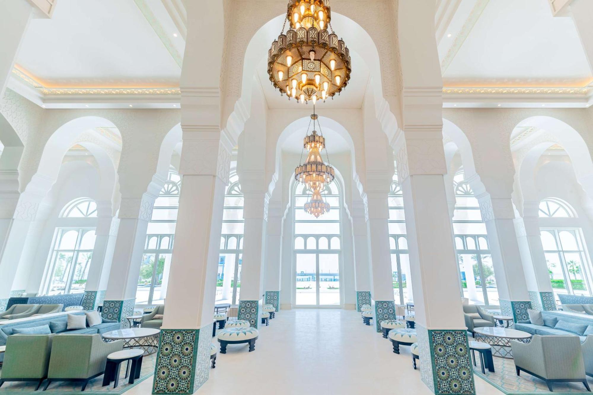Hilton Salwa Beach Resort And Villas Abu Samra Eksteriør bilde The interior of the hotel